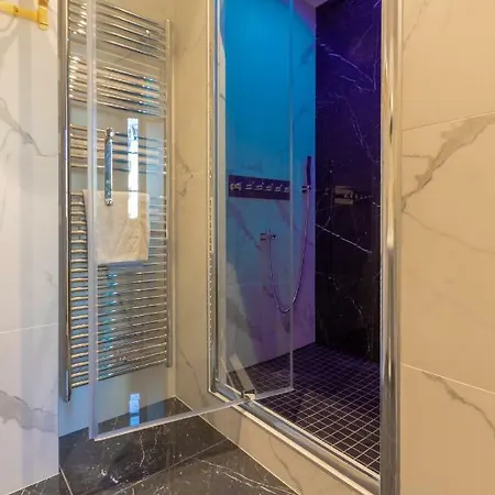 De Luxe , Place Graslin Apartment *